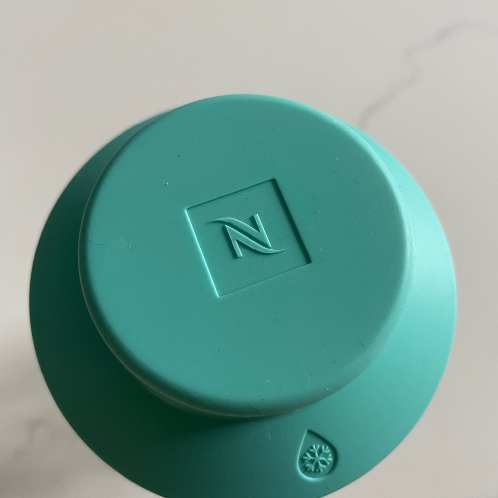 Nespresso glass Shaker with Aqua (silicone) Lid - Picture 2 of 5